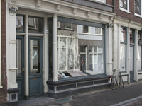 905975 Gezicht op de winkelpui van het pand Haverstraat 16 te Utrecht, met een houten ombouw.